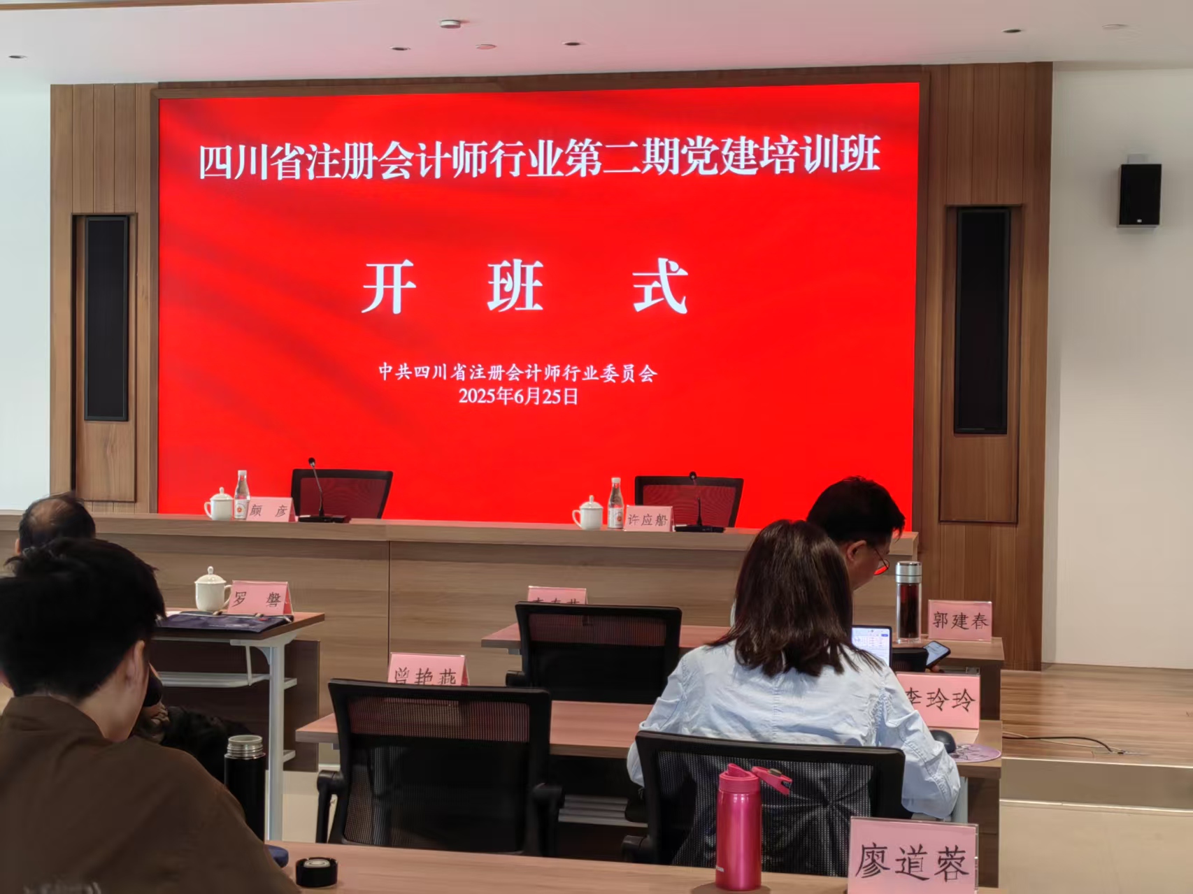 ade08737cdc40c7a3cf8af7b5f2b2db.jpg